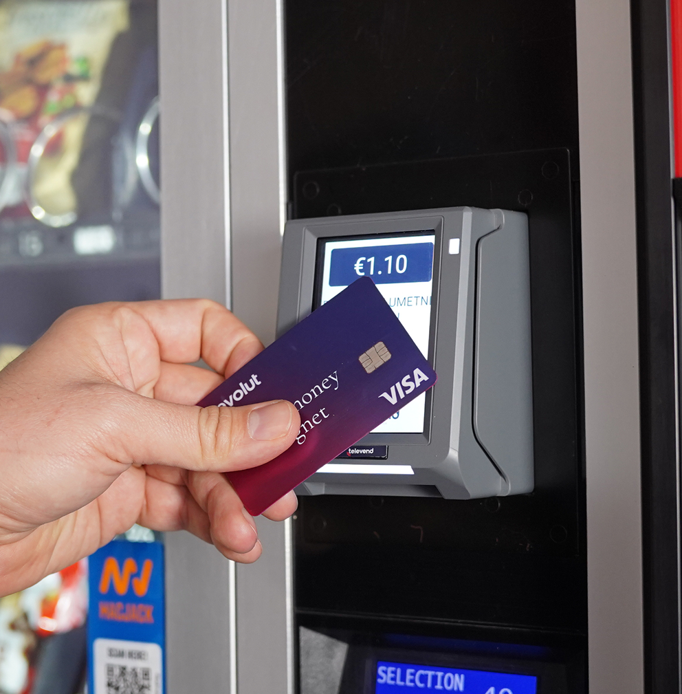 Bank card cashless payment on vending machine with Televend's TPAY300