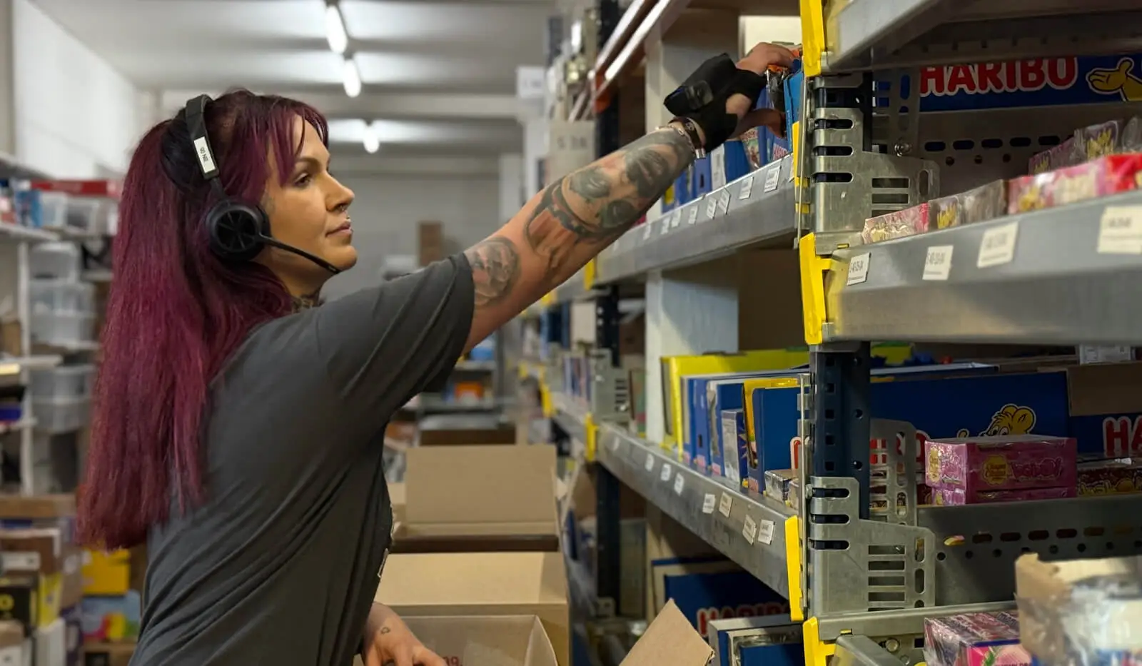 Televend-Cloud-Warehouse-center-packing-jobs A warehouse employee are packing products into the boxes.